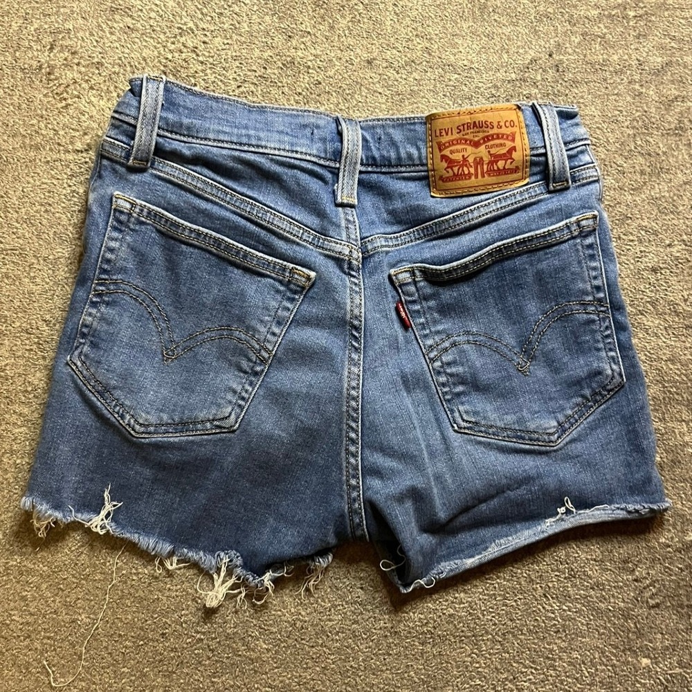 Levis High Rise Distressed Denim Shorts Medium Wash Raw Hem 27 Booty Shorts